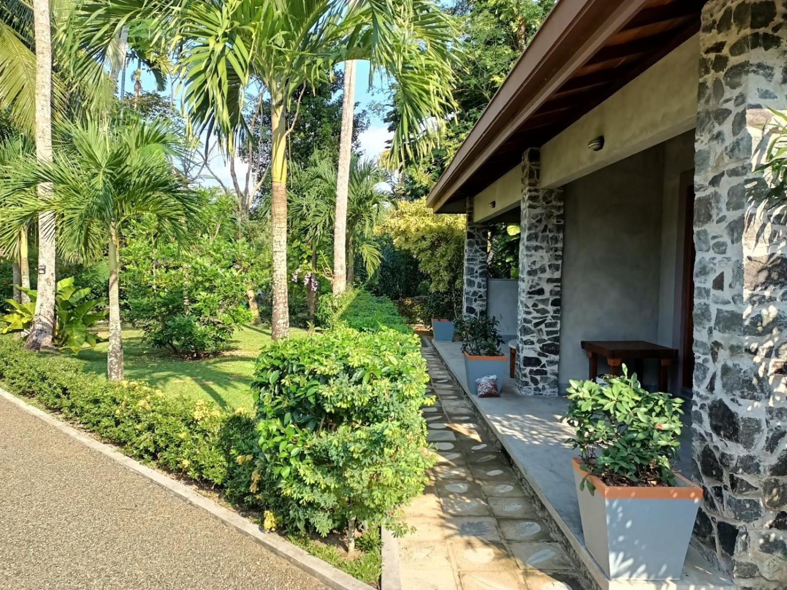 Avalon Village Resort Induruwa Buitenkant foto